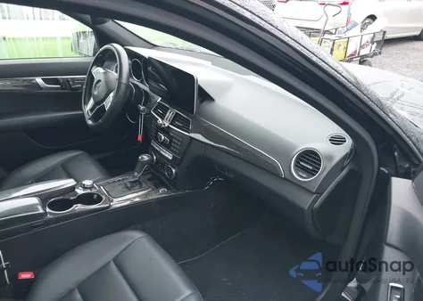 2014 Mercedes-Benz C 300 из США, поврежденный, VIN WDDGF8AB1EA954503